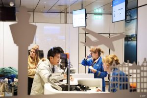 SCHIPHOL - Reizigers bij de service-balie in de vertrekhal op luchthaven Schiphol. Door de storm Ciara zijn er veel vluchten geannuleerd. ANP OLAF KRAAK