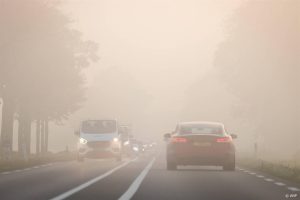 MAASDAM - Verkeer op een provinciale weg tijdens mist in heel het land. ANP JEFFREY GROENEWEG