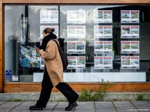 AMSTERDAM - Een makelaarskantoor in Amsterdam. ANP REMKO DE WAAL