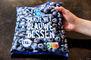 ILLUSTRATIE - Een zak met blauwe bessen in de vriezer. Het diepvriesproduct is mogelijk besmet met hepatitis A en het eten van de bessen kan gezondheidsklachten veroorzaken. Het gaat om AH Zakje met blauwe bessen van een kilo (diepvries) met de THT-datum 14-4-2026. ANP JEFFREY GROENEWEG